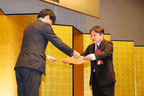 藤本代表取締役兼CEOが受賞する画像