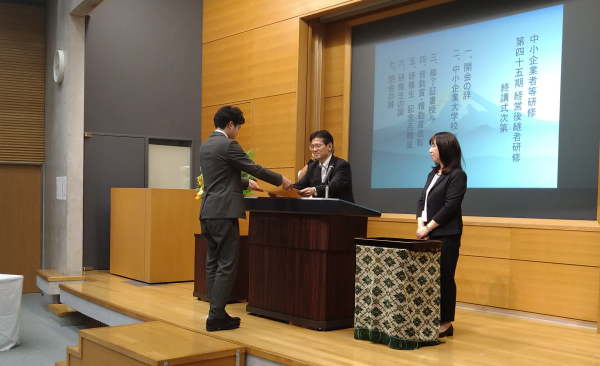 奥田校長の修了証書授与画像