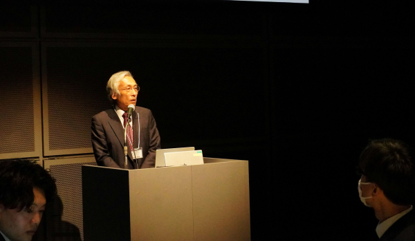 AIと人が協力して仕事をする時代を語る片桐氏の写真画像