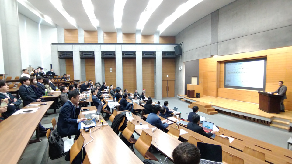 「経営トップ研修」経営戦略発表会のようす。研修生は7カ月間の研修の集大成となる戦略レポートを発表する写真画像