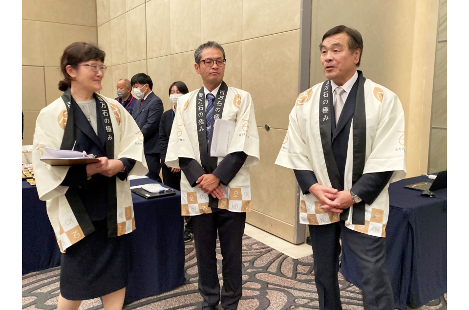 「いしかわ百万石マルシェ2025」で石川県の食材をPRする馳浩知事（右）の写真画像