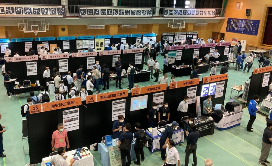 60社が出展した「大田区加工技術展示商談会2022」。会場には開催場所となった都立六郷工科高校の生徒の姿も
