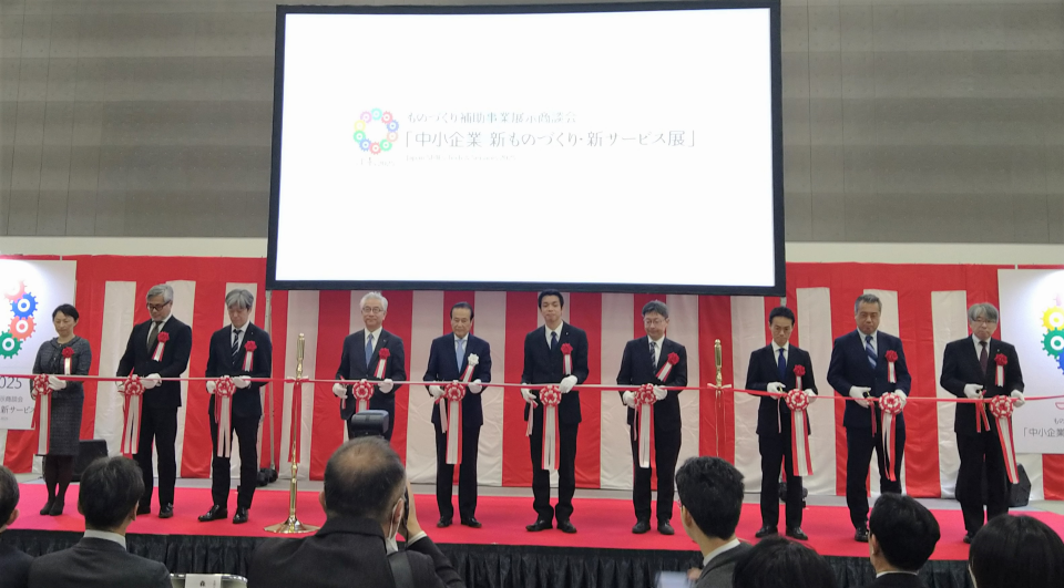 開会式でテープカットする関係者の写真画像