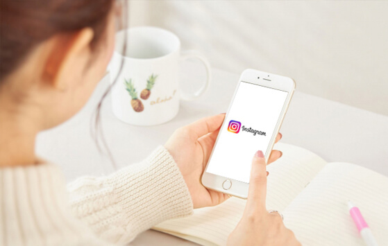 若い人がインスタの画面で検索をしている