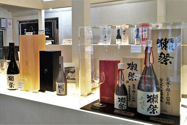 獺祭ストア本社蔵に並べられた商品