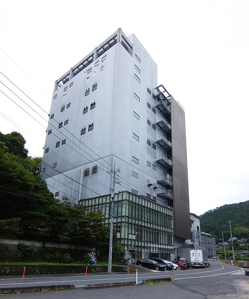 緑豊かな山間地に建てられた地上12階建ての本社蔵