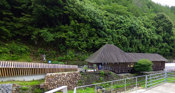 本社蔵の川向いにある獺祭ストア。隈研吾氏が設計した橋でつながっている