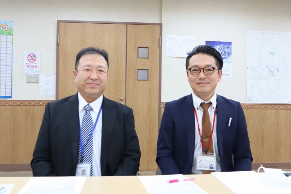 商工会会議室で浦和祐樹課長補佐（左）と木村裕司主任