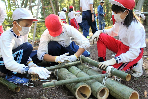 竹を使ったビオパークづくり。子供たちが放置竹林について学ぶ機会にもなる