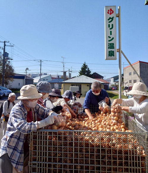 10月4日のイベントでは豪快なタマネギのつめ放題も行われた