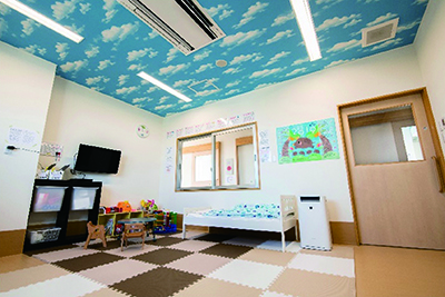 丸信インターナショナル保育園の病児保育室。保育園とは入口から分かれており、感染などが広がらないよう徹底されている