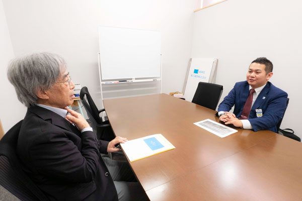 武田氏（写真左）からの相談を受け、丹羽氏（写真右）は専門家を紹介し、CO2排出量の可視化を提案した