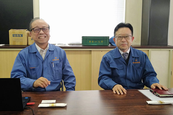 小林代表取締役（右）と新井康司取締役工場長
