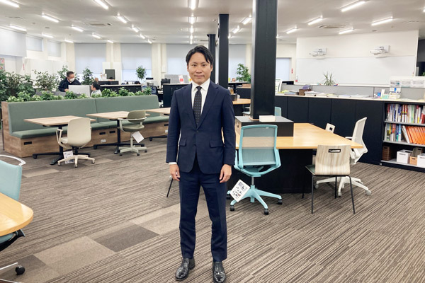 新しいオフィスを創造するイシマルの石丸太望社長