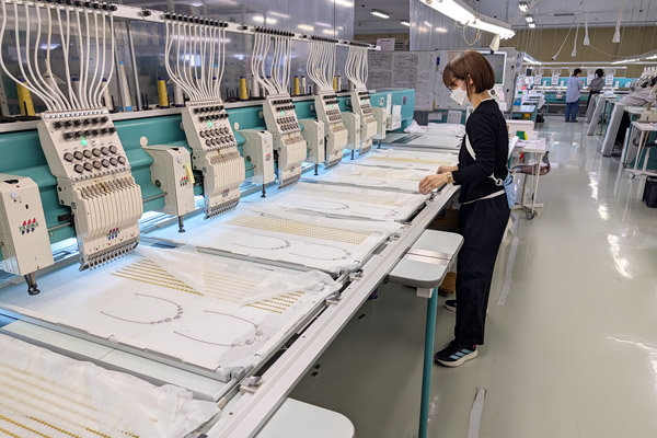カサモリパークの工場では自動ミシンがひっきりなしに動いている