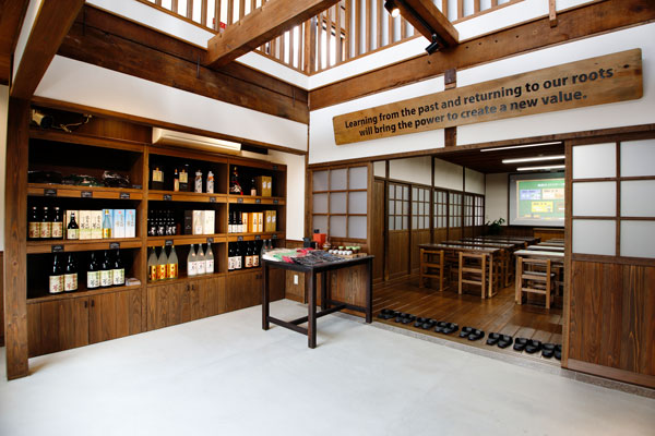 被災から1000日目にリニューアルオープン。研修室は昭和時代の木造教室をイメージしている