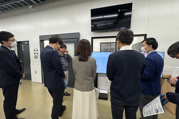工場見学はすでに1200人以上の見学者が訪れている