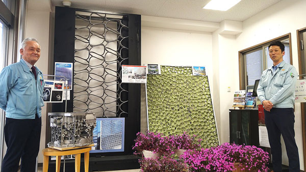大手ブランド店が採用した景観鋳物のサンプルが玄関に展示されている。右は後継者の小椋友宏副社長