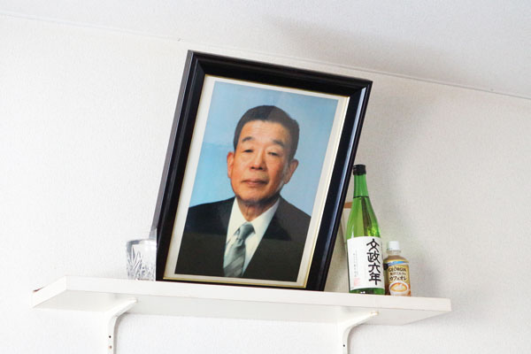 今も社長室に飾られる田中前社長の遺影。「休むな！」と厳しい人ではあったが、苅宿氏をとてもかわいがってくれた。月命日には田中氏の好きだった日本酒を必ず供えている
