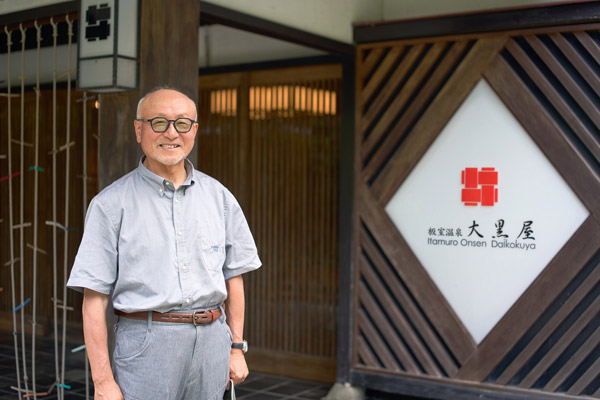 自身の経営美学を忠実に実践する室井俊二氏。独特な世界観をもつアートの宿にはリピーターが多く、その経営手法は「アートスタイル経営」と呼ばれる