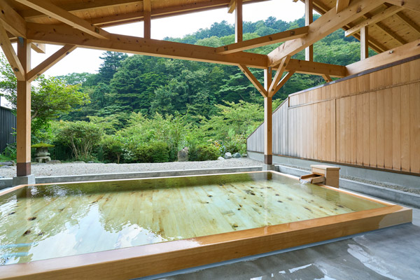 泉質の良さにも定評がある板室温泉きっての老舗。館内はレトロモダンにリノベーションされており、シンプルだが落ち着く雰囲気がまたいい