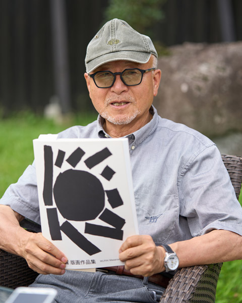 村井正誠氏の作品が大好きで、「心の存在」と話す。生前の村井氏が「描いているのは“気配”」と話したことから、俊二氏も“気配”を感じられる演出にこだわるように