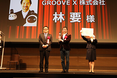 江島潔副大臣（写真左）が経済産業大臣賞を贈呈（3月1日、東京都・虎ノ門ヒルズ）