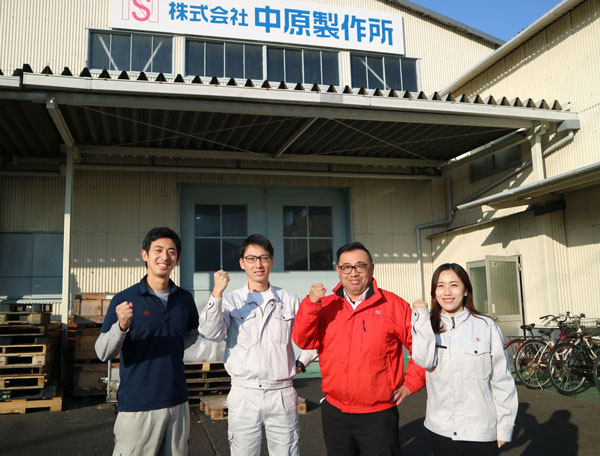 2022年1月に誕生した若い経営陣。（左から）中原康太郎専務、中原健太郎社長、中原健一会長、中原さくら子経営企画室長
