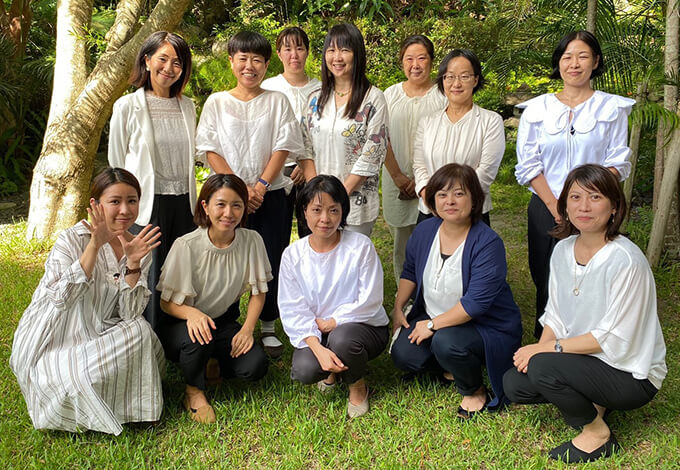 代表取締役の舩谷香氏（後列中央）をはじめ子育て経験のあるスタッフが多く働く沖縄子育て良品