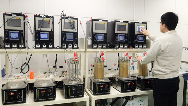 微生物の力で未利用資源から機能性の素材を作り出す