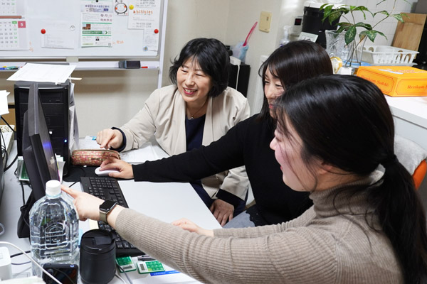 社員とともに、腸内フローラ移植の普及に取り組む