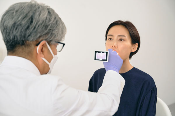 喉を撮影する専用カメラを開発