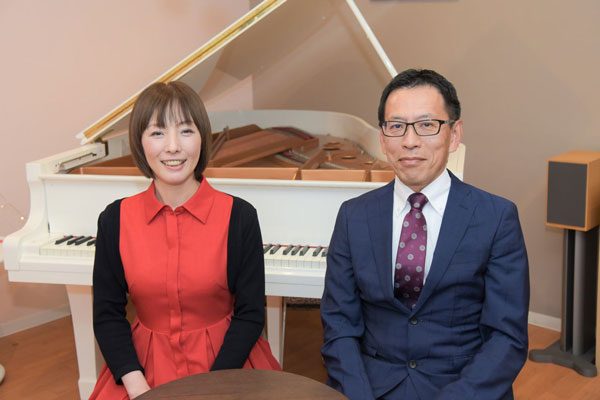 コウキ商事の西田裕亮氏(右)は渡邊氏と一緒に「I Love Piano」を広げる