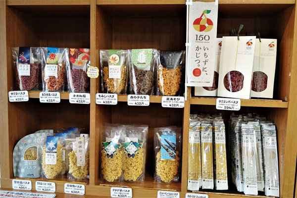 店内には、伝統の麺とともにさまざまなアートパスタも販売されている