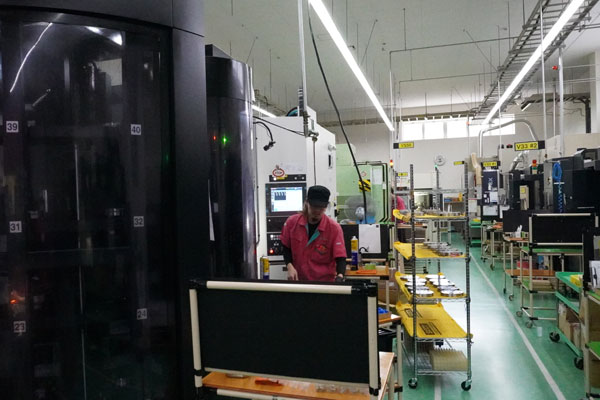 工場にはさまざまな工作機械が並ぶ