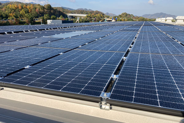 工場の屋根に太陽光パネルを設置