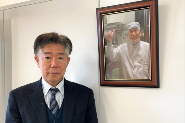 工場壊滅にもめげず笑顔を見せた須田氏は昨年死去。写真が本社事務所に飾られている