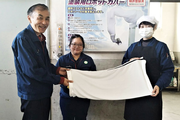 顧客の要望を受け、ロボットカバーの手先部分だけ交換できるタイプも製造している