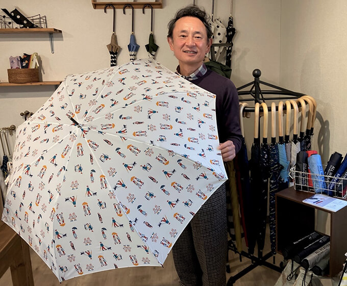 主力ブランド「ビコーズ」の傘を手にする渡辺一徳氏