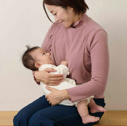周囲からは抱っこしているようにしか見えない授乳服