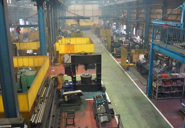 工場の床を緑、青、赤で塗り分けている