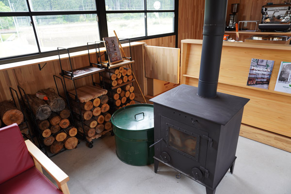 薪ストーブや薪ラックのショールームを開業